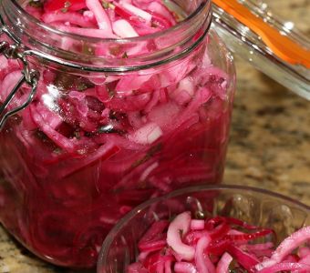 Eingelegte rote Zwiebel